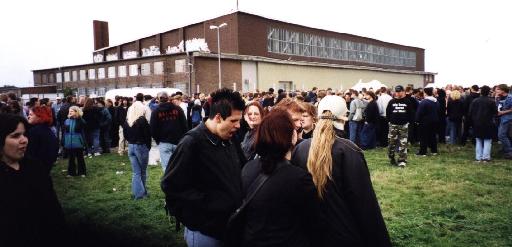 Vor der Halle...